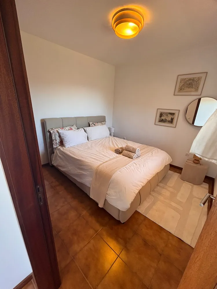 Slaapkamer met witte lakens